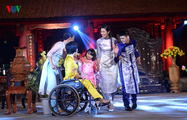 Soirée des ao dai au Temple de la Littérature - ảnh 9